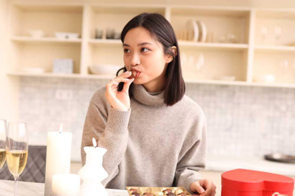 チョコレートを食べる女性