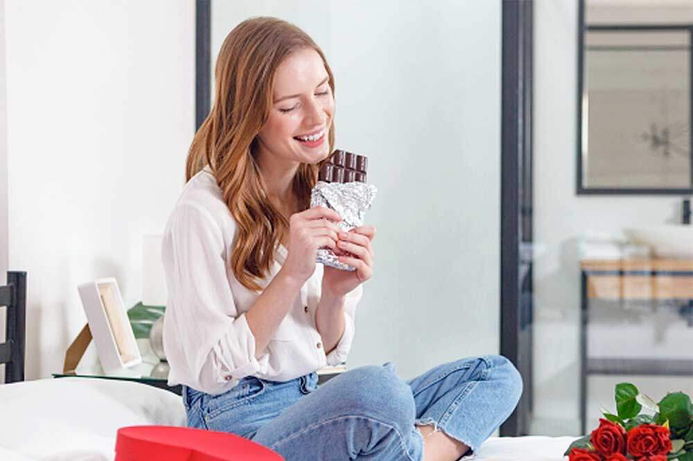 チョコを食べる女性