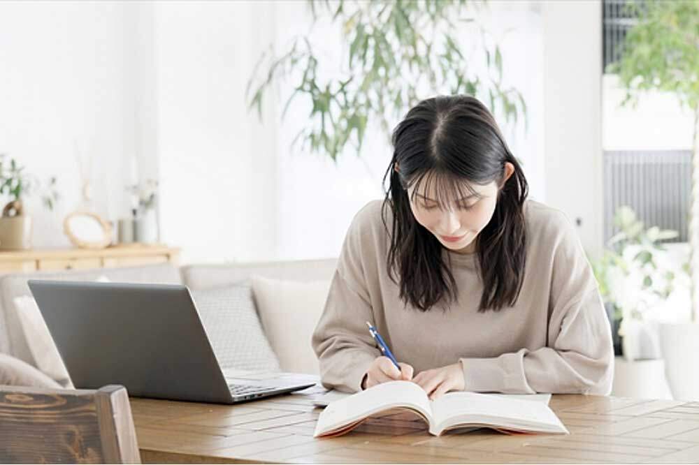 アロマハンドセラピストの勉強をする女性