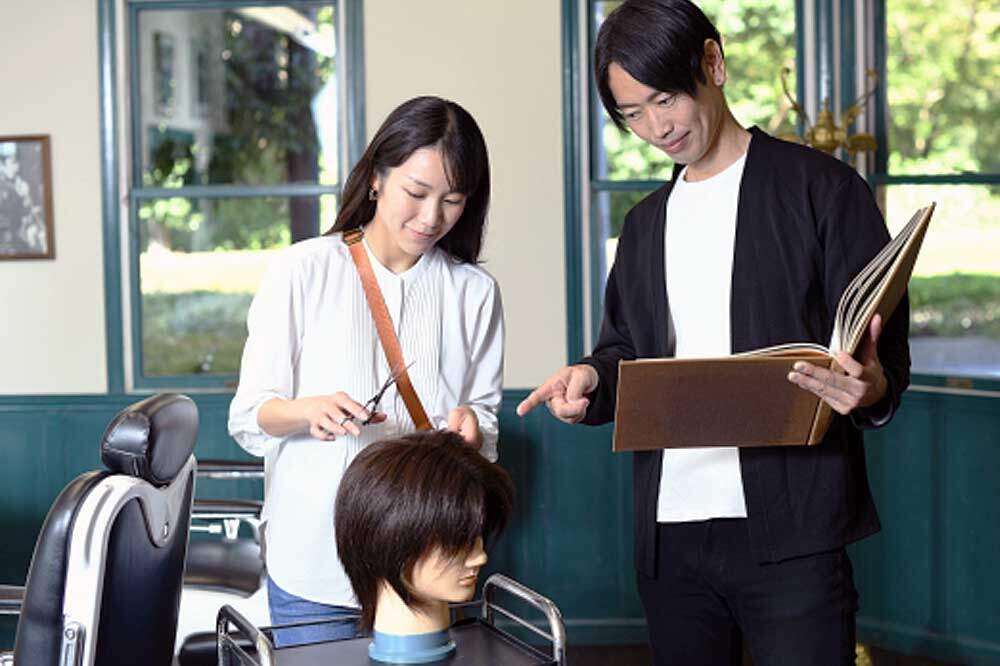 ヘアカットの練習をする美容師